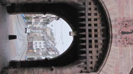 שפאלן-טור, אחד משני השערים שנותרו מחומת העיר העתיקה. בשלט ישן היה כתוב כאן שכניסת יהודים מוגבלת לשעות היום