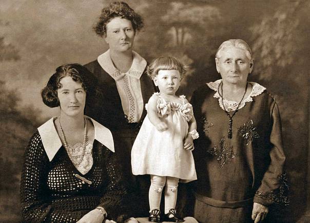 אף אחת מהנשים בבית לא מפגינות שמץ של רכות וחיבה צילום: Thinkstock