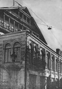 לגטו הוברחו אלפי ספרים. לוחמי גטו וילנה ובניין הספרייה צילום: ויקיפדיה