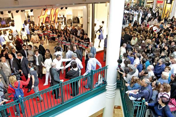 'דמות הצבר' התחלפה באלילות הכסף של התרבות הקפיטליסטית. פתיחת H&M בקניון מלחה, ירושלים, 2010 צילום: פלאש 90