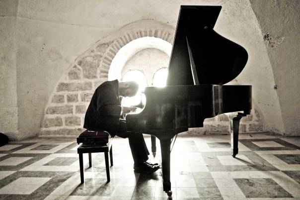 מחזיר את הצמרמורת והדרמה למילים המוכרות. יונתן רזאל צילום: אוהד רומנו 