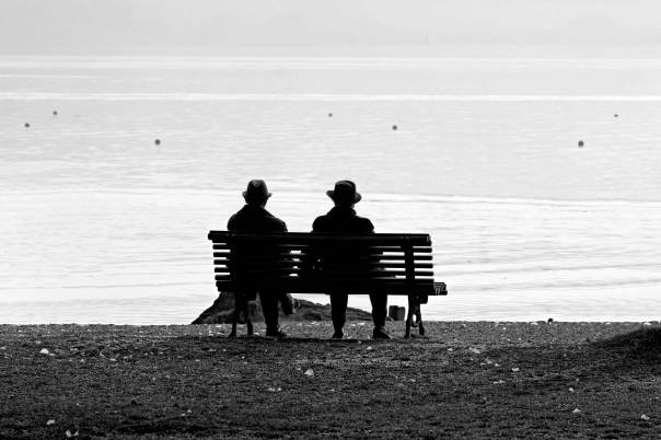 לבו של הקורא יוצא אל הזקן המחפש את הספסל שעליו ישב עם ידידו צילום: Thinkstock