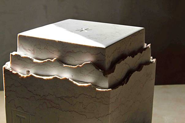 בוחנת את הקשר למקום מנקודת מוצא המעוגנת במסורת ובקיאה בה. היצירה 'מזבח העולה'