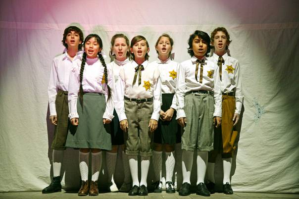 מהו הגבול המותר והאסור במאבק להישרדות? מתוך ההצגה 'גטו', יהושע סובול, הקאמרי צילום: ז'ראר אלון