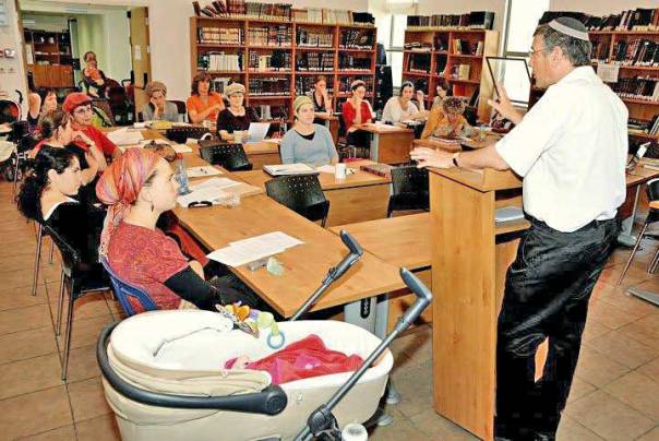 "אין בעיה הלכתית בכך שנשים תפסוקנה". לימוד בבית המדרש צילום: דבי קופר