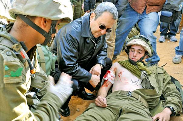 רבים מהמעורבים בפרשה התגוררו בסמיכות לרמטכ"ל דאז. שר הביטחון אהוד ברק בתרגיל בבסיס צאלים צילום: פלאש 90