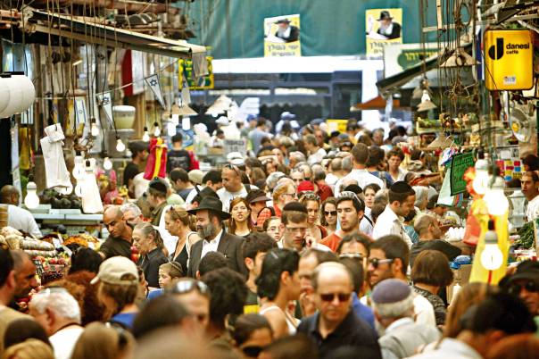 "פתח השוק הומה מסיונריות". שוק מחנה יהודה צילום: פלאש 90