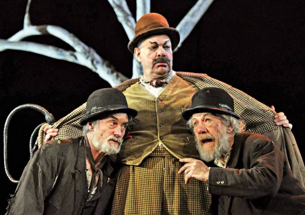 תכליתן של הדמויות היא הציפייה לבואו של האחד. מתוך המחזה 'מחכים לגודו' צילום: A.F.P