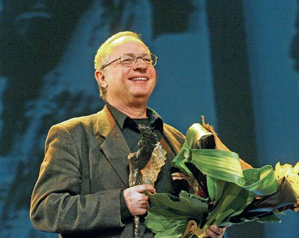 מייעץ לכולם להיות סופרים. ג'ורג' שפירו מקבל את פרס אנג'לוס לספרות, 2010