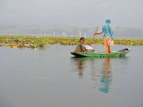 המבט הרוחני לא יכול להתעלם מהמצוקות החברתיות והכלכליות. סרינגאר, קשמיר, 2011 צילום: רחלי ריף