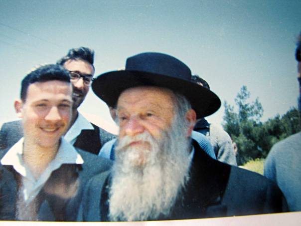 ייסוריו לא הניחוהו להתבונן בבא אחריו. הרצי"ה קוק זצ"ל באדיבות הרב יעקב פילבר
