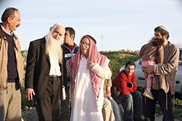 כאב הקרע בין חלום הארץ לחלום האנושיות. הרב פרומן עם השייח' אבו אל־הווא. צילום: מרים צחי