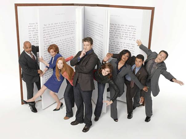 הפשע מפוענח והבלשים הולכים לחגוג בפאב הסמוך. מתוך הסדרה      באדיבות 'יס'