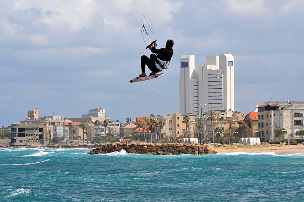 לשורר בין שני הענקים האלו, בין צמד הניגודים של הים וההר. חוף בת גלים, חיפה, 2009
צילום: פלאש 90