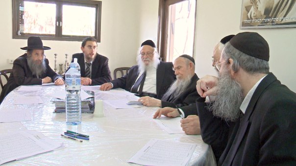 במרכז: ראשי ישיבת פוניבז', הרב גרשון אידלשטיין והרב ברוך דב פוברסקי. מתוך הסרט.