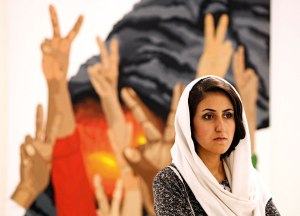 מבקרת בתערוכת אמנות העוסקת בזכויות אדם. טהרן 2010       צילום: EPA