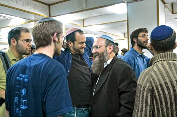 מבט קשוב לעולם ולתרבותו. הרב שג"ר עם תלמידיו, תשס"ה צילום: מרים צחי