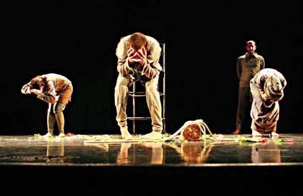 משהו שאדם רואה אף פעם לא יתפוס, גם אם ישב שבוע בחושך. ריקוד עיוור