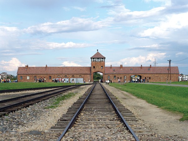 שער הכניסה למחנה בירקנאו. צילום: אנג'לו סלדון