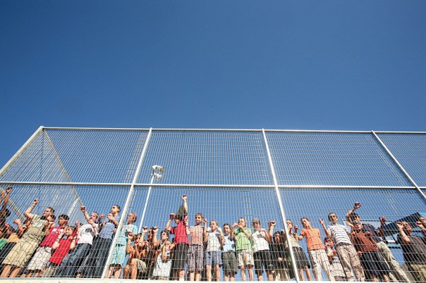 "המהפכה של החינוך אצלנו חייבת להיות רדיקלית". ילדים ליד גדר בית הספר. צילום: מרים צחי