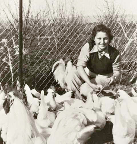 נחשבה למסוגרת וסנובית. סנש בבית הספר לחקלאות, נהלל, 1941.