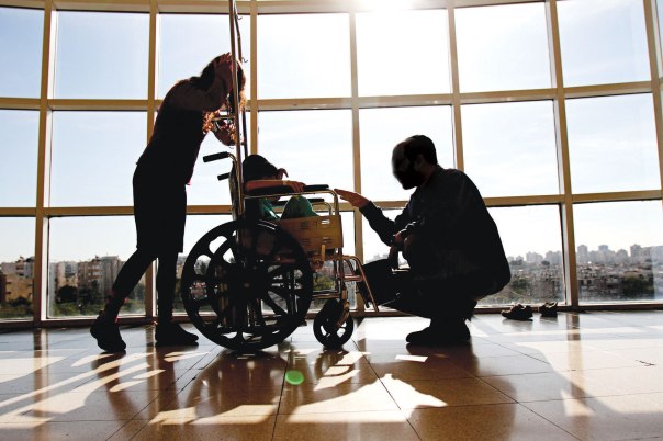 תפילה על החולה כנבואה. ילד חולה סרטן עם הוריו, בית החולים שניידר צילום: יוסי אלוני. למצולמים אין קשר לכתבה