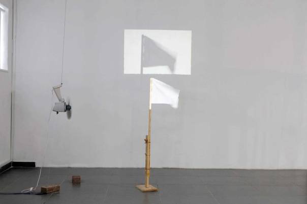 חומרים פשוטים ויומיומיים הופכים לסמל גדול. ללא כותרת (דגל), 2009