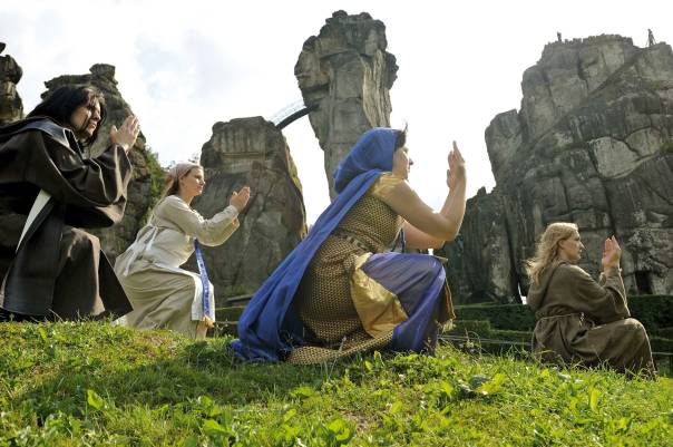 קבוצות פגאניות מנכסות לעצמן את הנוף המכושף. מתוך הסרט "אקסטרנשטיינה"  צילומים: יעל סלומה 