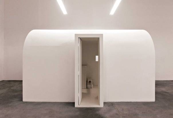 תא חיים המחייב צמצום רדיקלי. תא מס' 1 (פרוטוטייפ), פריז, 1992  באדיבות מוזיאון תל אביב 