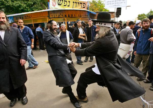 בקשת אקסטזה בריקוד, בכימיקלים, בהילולת צדיקים. אומן  צילום: רויטרס