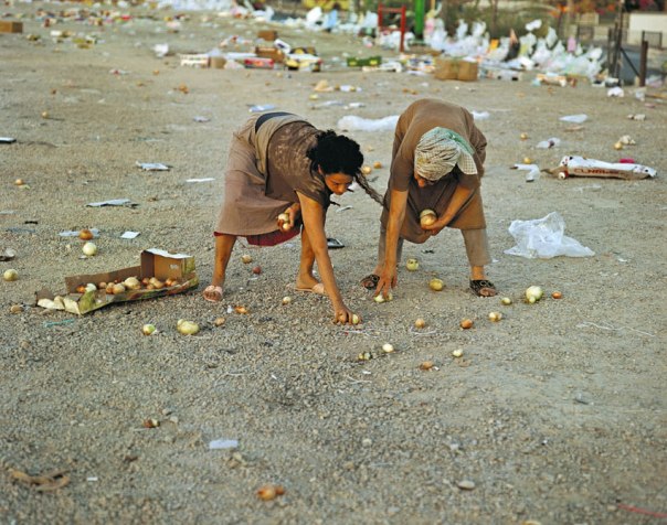 האמנות מייפה מציאות או מדגישה את הסבל? עדי נס, רות ונעמי מלקטות, 2006. מתוך סדרת סיפורי התנ"ך