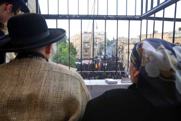 זוג הזקנים מעניקים מחסה לאחד מראשי המחאה, תוך כדי סיכון אישי  צילום: מרים צחי