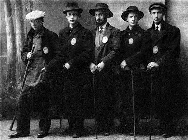 כל אחד מהחברים הצמיד לבגדו אות מהמילה "ציונה". ערב העלייה לארץ, פולין, תרע"ג