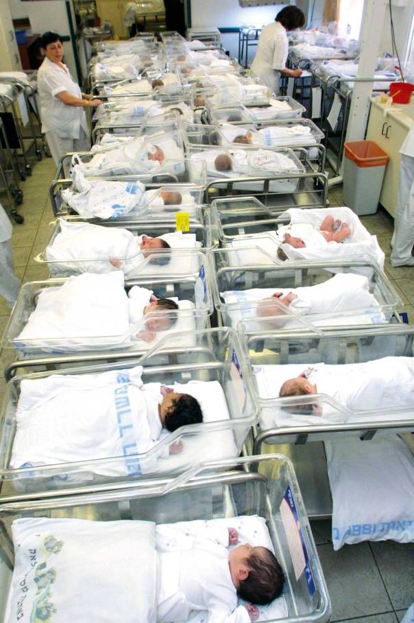 איסור הלכתי להפנות משאבים שנועדו להציל חיי אדם ולהקצותם להגברת ילודה. ביקור חולים, 2002 צילום: פלאש 90 