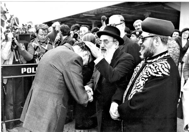 "הרב גורן גם אמר שזו לא ארץ ישראל. אז מה אתה רוצה?". בגין עם הרב גורן והרב עובדיה יוסף צילום: יעקב סער, לע"מ 