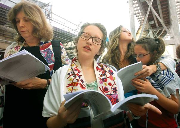 קודם שנעסוק בפוליטיקה, מוטב לנו ללמוד תורה. נשות הכותל  צילום: מרים צחי 