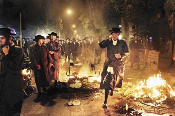 ההלכה מלאה בפתרונות. הפגנה נגד פינוי קברים.       צילום: פלאש 90  