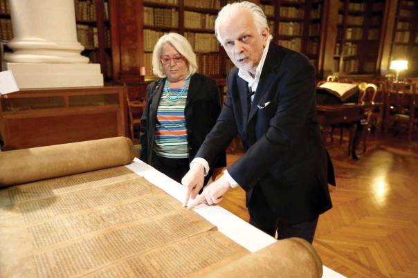 אותיות וסימנים האסורים על פי ההלכה. פרופ' פיראני וספר התורה העתיק