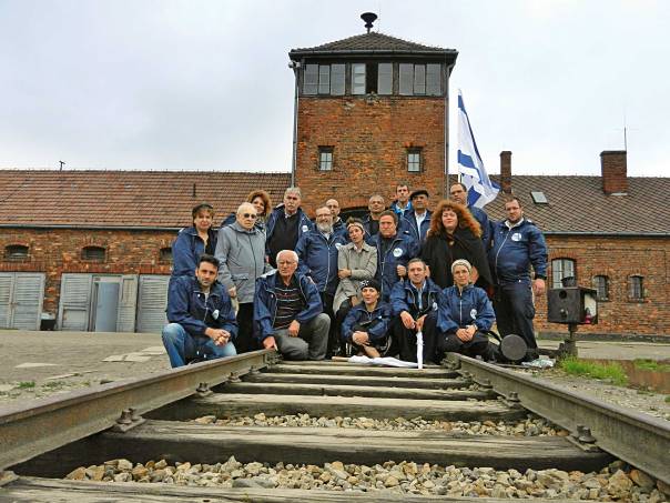 לקדם חשיבה אחרת על השואה. חברי המשלחת בכניסה לאושוויץ־בירקנאו צילום: משה אלפי, אלפים הפקות 