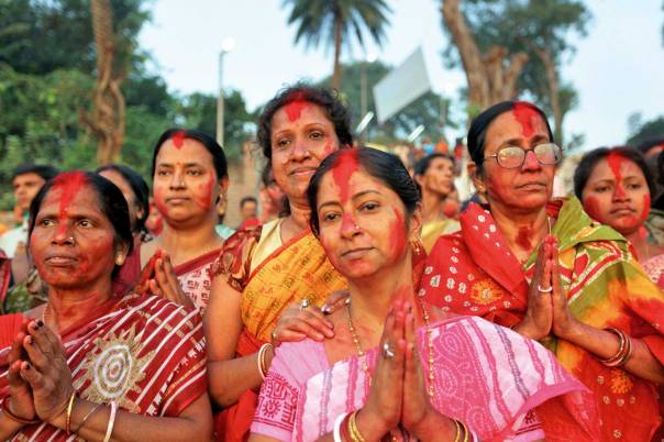 תהליך שיבקיע אלינו מחדש את הכוח החי. פוג'ה בכלכותה, 2012 צילום: EPA