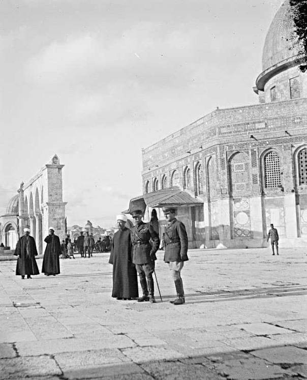 שמירה מיוחדת על הר הבית לאחר כיבושו. במרכז התמונה: הנציב העליון פלומר Library of Congress, Matson Collection 
