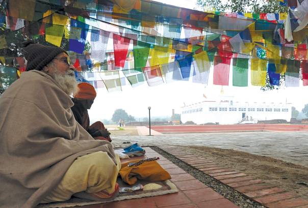 ההליכה בעקבות מורים רוחניים יכולה להפוך בקלות לעיוורת. בודהיסט במדיטציה ליד העץ שמתחתיו על פי המסורת נולד בודהה. צילום: AFP
