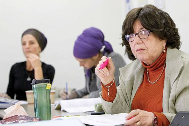 נוכחות במרחב הציבורי. קורס משגיחות כשרות של ארגון "אמונה"    צילום: פלאש 90 