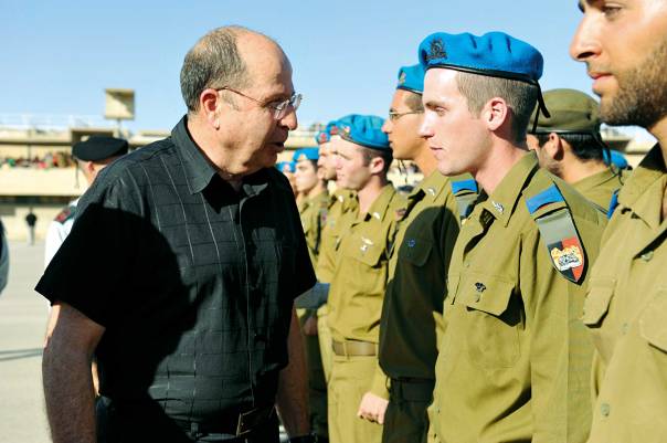 העדיף לפגוע בכוח הלוחם של צה"ל. בוגי יעלון, טקס סיום קורס קצינים בבה"ד 1   צילום: פלאש 90