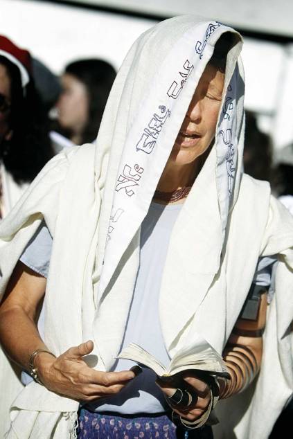  בין קפלי הטלית ימצא האדם מפלט ומסתור. אישה מ"נשות הכותל"    צילום: פלאש 90 