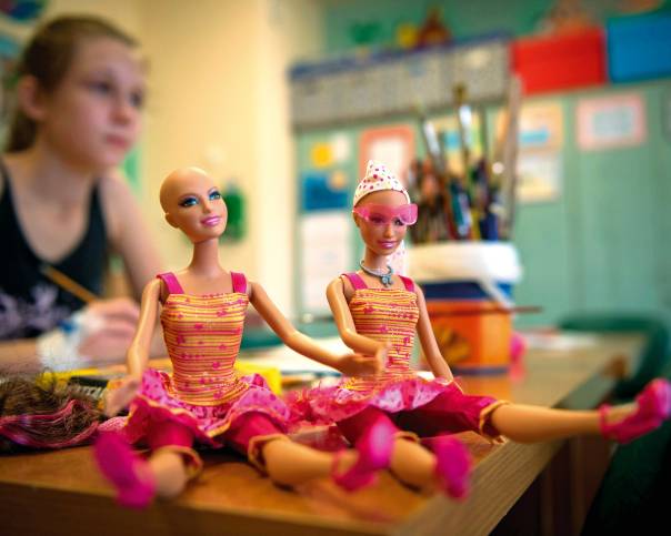 אנקדוטות מחיי החולים וביוגרפיות פיקנטיות של רופאים. בובות ברבי קירחות. צילום: איי.פי.איי