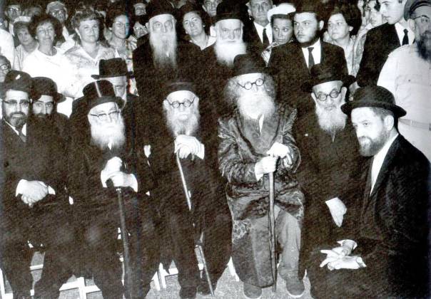 בשבתו עם זקני הארץ. הרבנים שאר ישוב הכהן, מנחם אושפיזאי, הנזיר, ש"י זוין, איסר יהודה אונטרמן ועובדיה יוסף