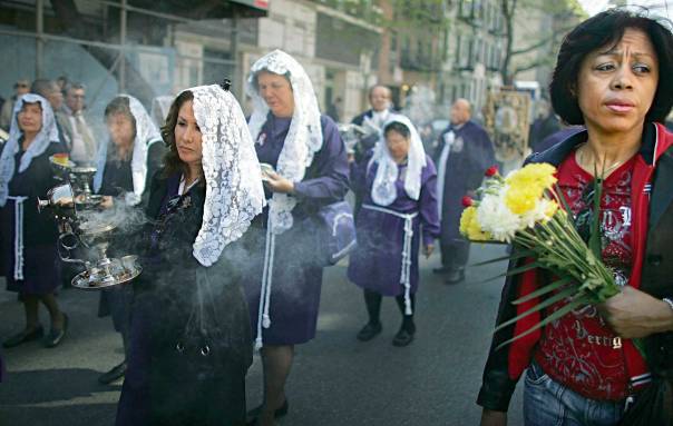 הדת הגדולה והצומחת ביותר בעולם. נוצרים קתולים בניו יורק                      צילום: גטי אימג'ס 