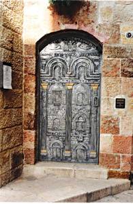 דלת הכניסה לישיבה. צילום: מיכאל יעקובסון 