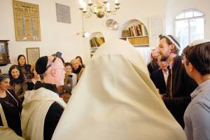 חוגגים ברית בקהילה                  צילום: אהרן רוטנברג 